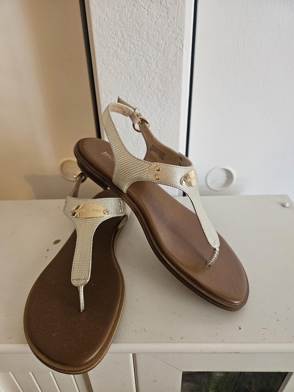 MICHAEL KORS Women's Gold Metallic T-Strap Sandals Size 8 Like New, Worn Once. - Picture 3 of 7